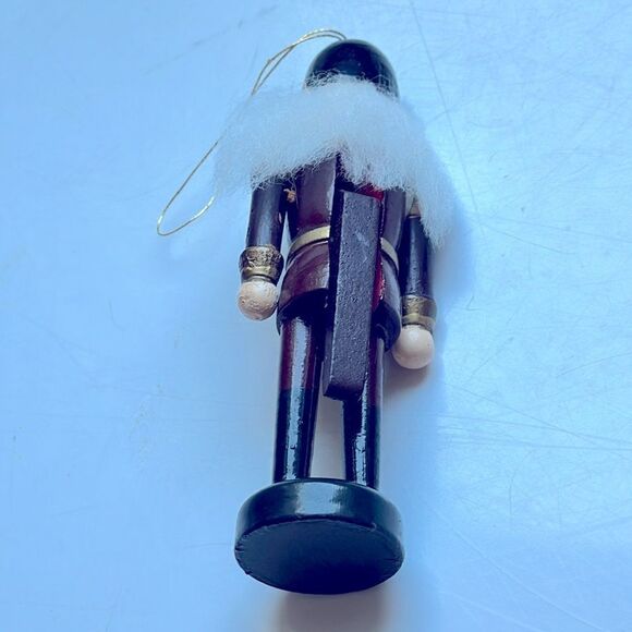 Lot of 3 vintage wooden soldier/nutcracker ornaments - Picture 9 of 9